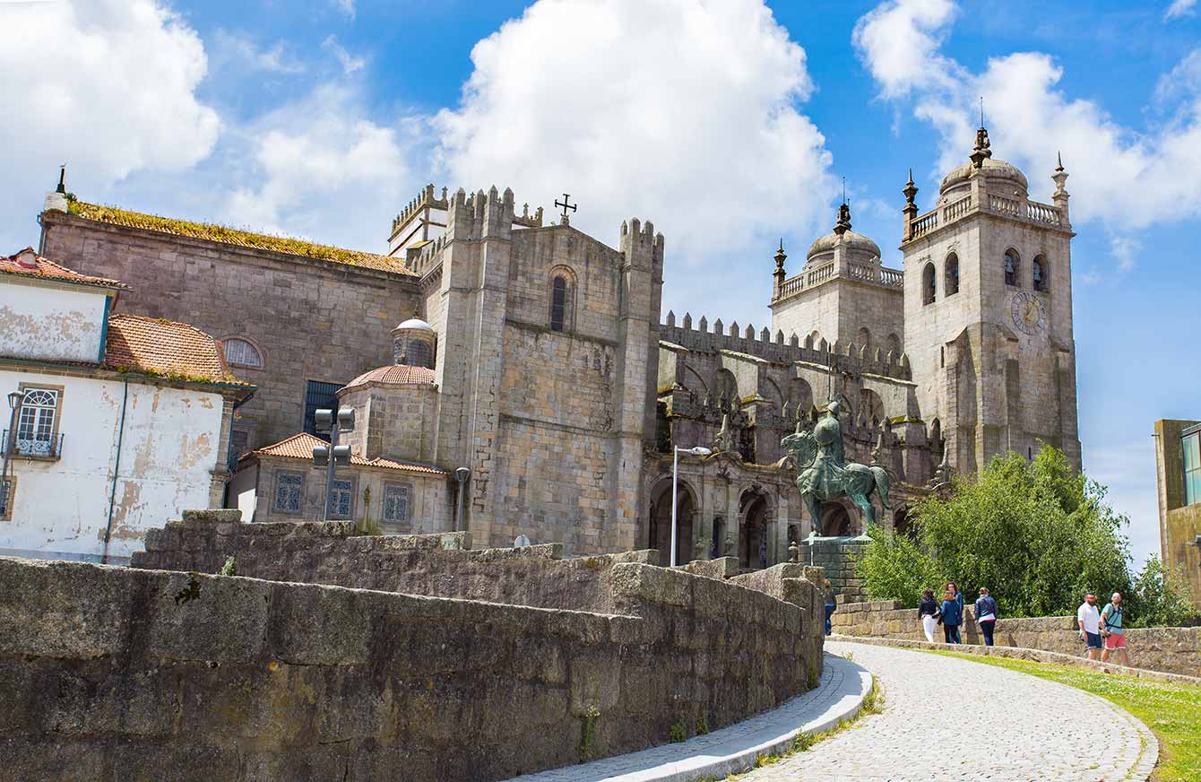 Tour group entering Cathedral of Porto, Sé do Porto
